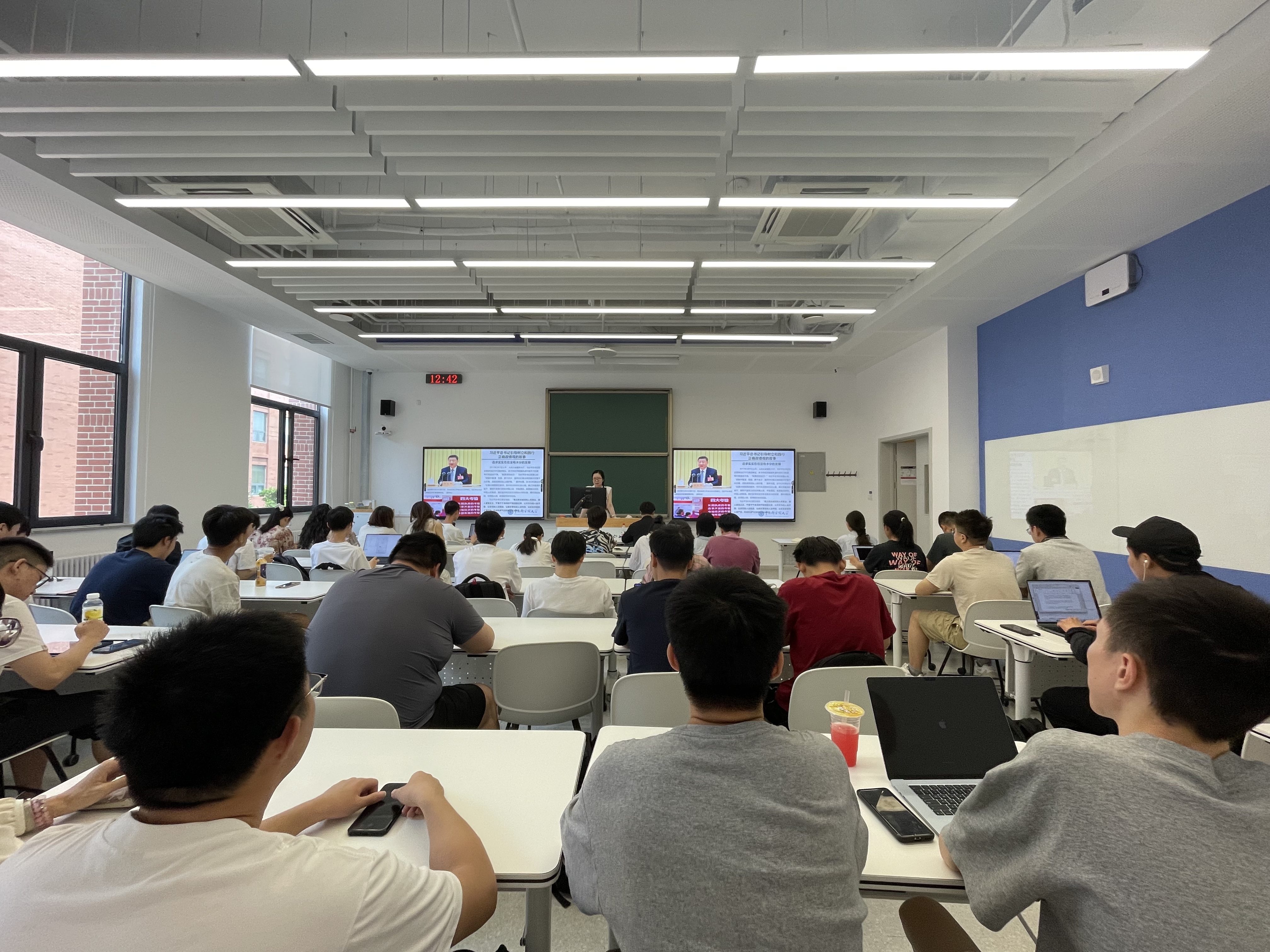 筑牢育人初心 践行实干担当 ——玉泉书院党总支部开展树立和践行正确政绩观专题学习