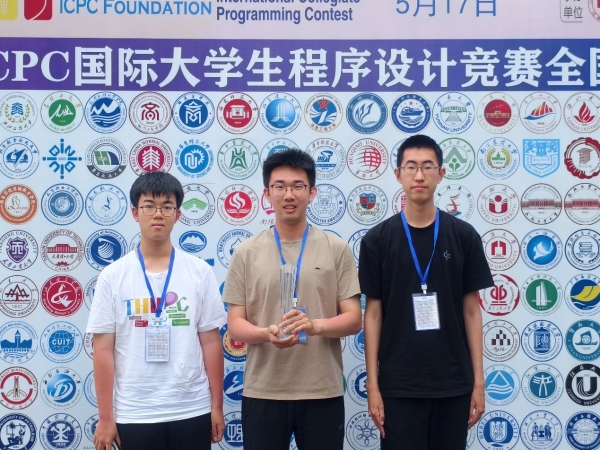 中国科学院大学学子在2026年ICPC南昌邀请赛捧起冠军奖杯