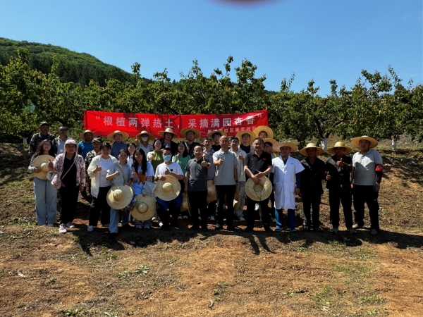 根植“两弹一星”热土，采摘满园杏香——玉泉书院组织学生开展杏果采摘劳动教育实践活动